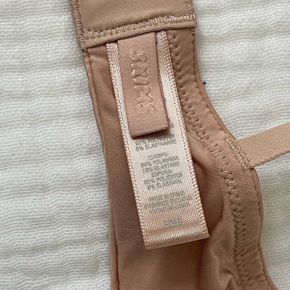 SKIMS Wireless Form T-Shirt Demi Bra - Picture 5 of 9